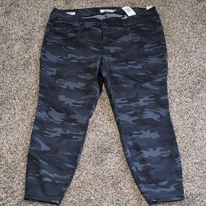 Torrid Black and Gray Camo Jeggings NEW Size 24